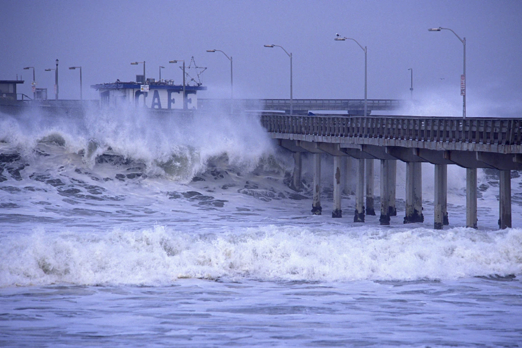 Brandung an einem Pier an der US-Pazifikküste: In El-Niño-Jahren treffen die Winterstürme die Westküste Nordamerikas mit voller Wucht.