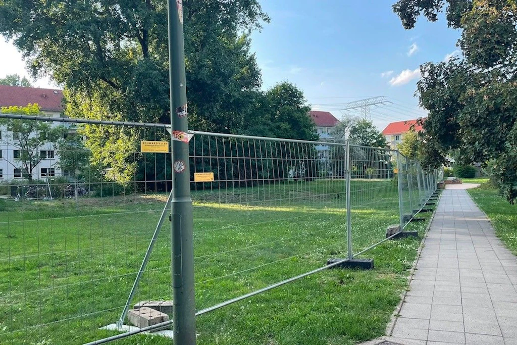 Werden Fakten geschaffen? In den Innenhöfen im Ilsekiez wurden kürzlich Bauzäune aufgestellt.