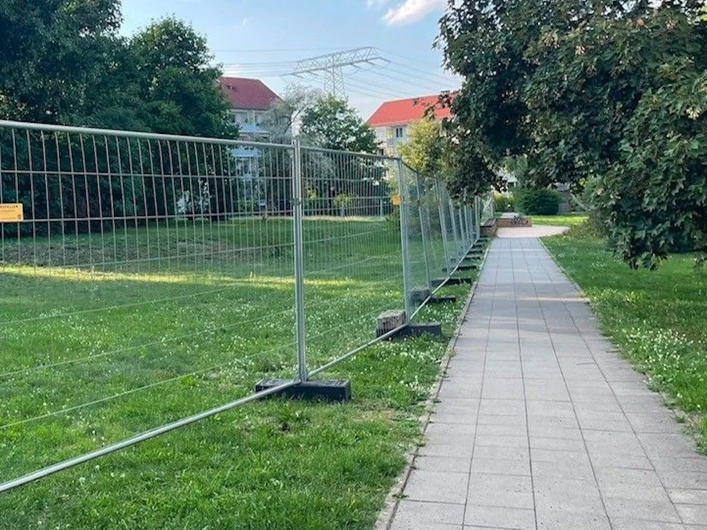 Werden Fakten geschaffen? In den Innenhöfen im Ilsekiez wurden Bauzäune aufgestellt. Gehen jetzt Baumfällungen los?