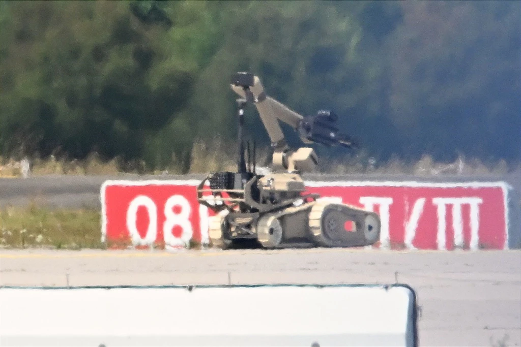 Ein Sprengroboter ist in der Nähe eines ukrainischen Flugzeugs auf dem Flughafen Leipzig/Halle im Einsatz. Die sächsische Polizei hat die Ermittlungen zum nächtlichen Drohnen-Vorfall am Flughafen Leipzig/Halle übernommen.