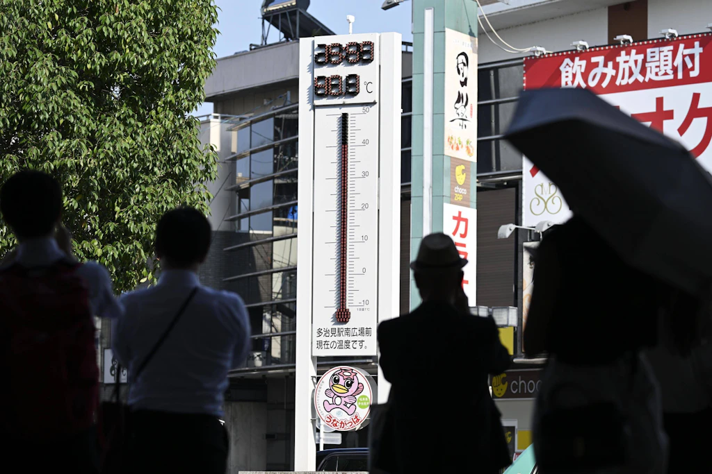 Ein Thermometer in Japan zeigt eine Temperatur von rund 40 Grad: Könnte eine Kühlbox Abhilfe schaffen?