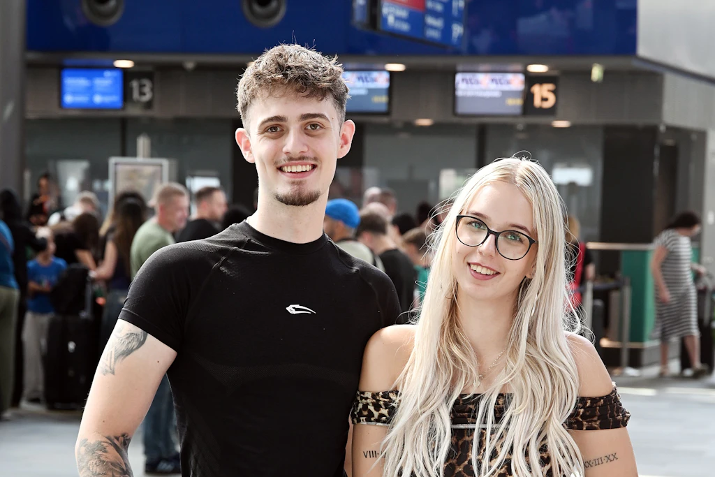 Max und Abelina aus Dresden starten von Leipzig aus in ihren Türkei-Urlaub.