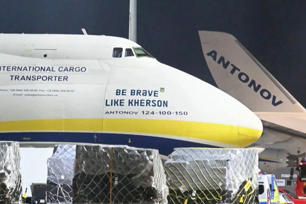 Antonov-Transportflugzeuge am Flughafen Leipzig/Halle. An dem Airport wird auch Ausrüstung für die ukrainische Armee verladen. In der Nähe eines solchen Flugzeugs wurde eine Drohne gesichtet.