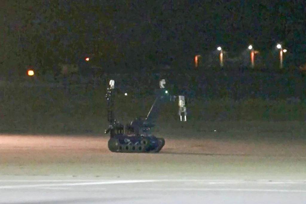 Ein Sprengroboter im Einsatz am Flughafen Leipzig/Halle. Eine Drohne mit einer Sprengvorrichtung hatte in der Nacht zu Mittwoch für einen Polizeieinsatz gesorgt.
