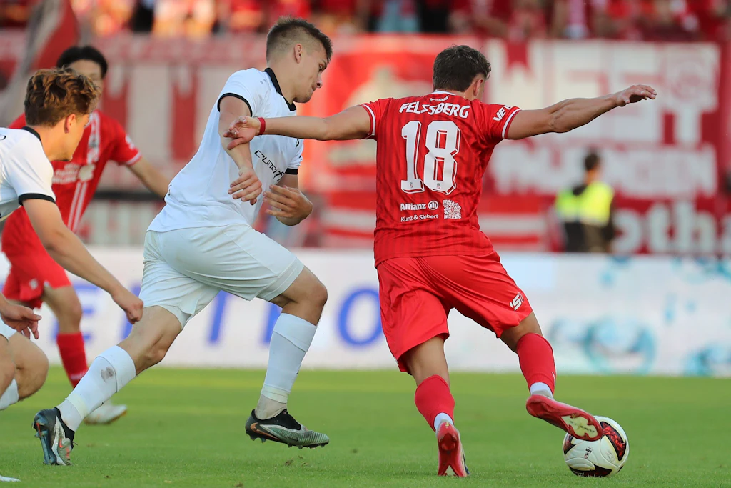 Bei Rot-Weiß Erfurt mit Robbie Felßberg (r.) waren John Liebelt und der BFC Dynamo nach der langen Anreise fast immer zu spät dran.