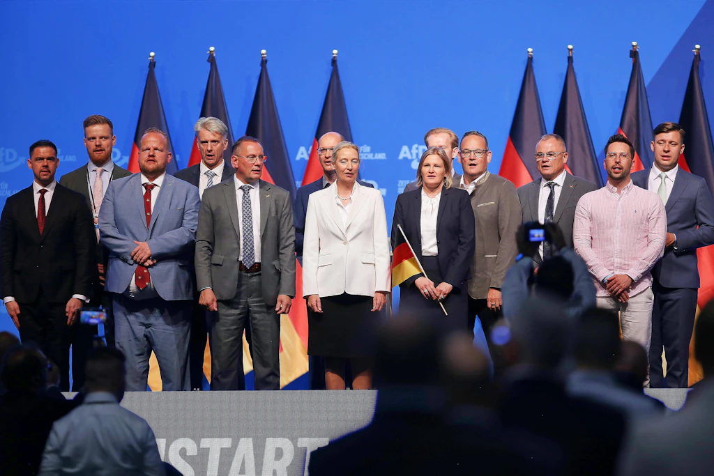 Erfurt, Thüringen, Deutschland, 05.07.2026: Messe: AfD-Bundesparteitag: Der Vorstand um Tino Chrupalla und Alice Weidel steht zum Abschluss des Parteitags auf der Bühne und singt die Nationalhymne.