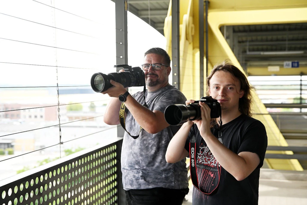 Die beiden Plane-Spotter Mario (l.) und Fabian sind zweimal wöchentlich am Flughafen Leipzig unterwegs.