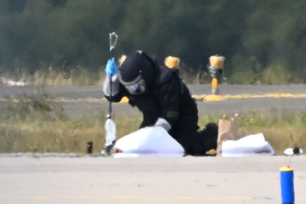 Ein Kriminaltechniker ist in der Nähe eines ukrainischen Flugzeugs auf dem Flughafen Leipzig/Halle im Einsatz. Nach dem nächtlichen Drohnen-Vorfall am Flughafen Leipzig/Halle haben Spezialisten der Bundespolizei eine Drohne mit einer Sprengvorrichtung entschärft.