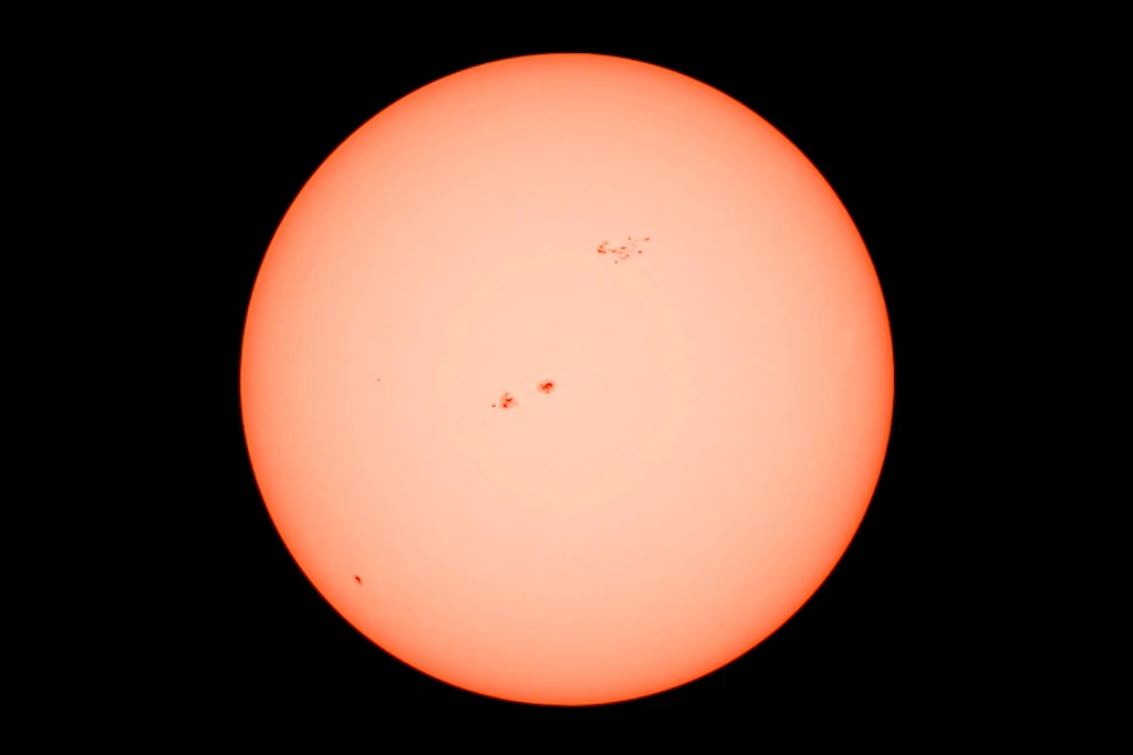 Die Sonne, aufgenommen durch ein Teleskop mit Sonnenfilter.