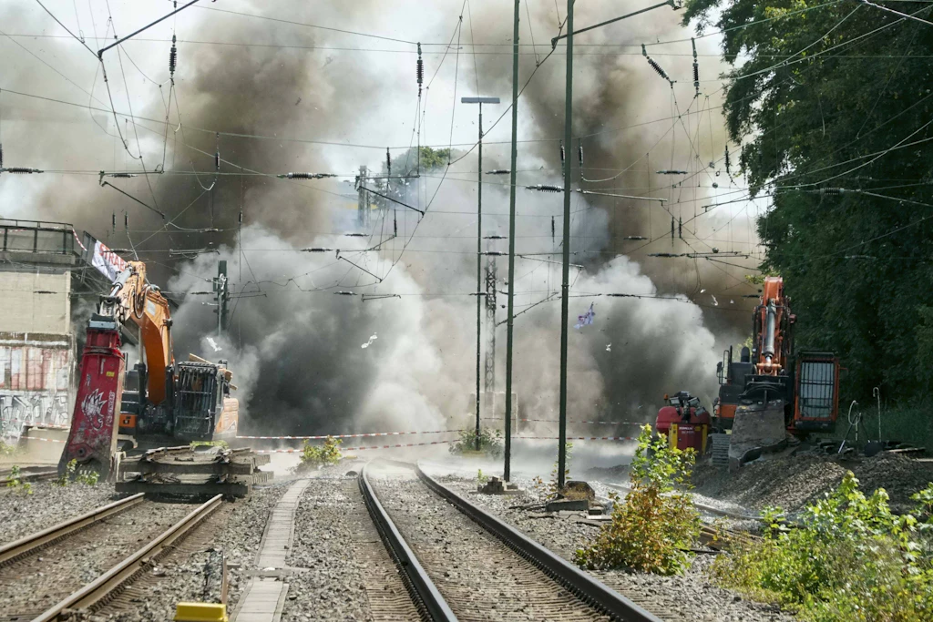 Sprengungen von alten Eisenbahnbrücken sind für die Sanierung von Bahnstrecken immer wieder notwendig – so wie hier am 25.07.2026 in Hamburg-Diebsteich.