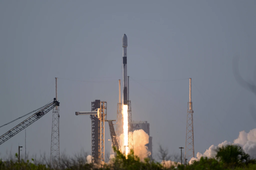 Eine SpaceX-Rakete vom Typ Falcon 9 beim Start