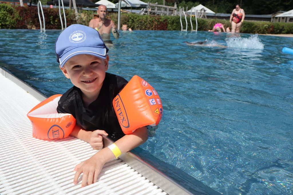 Der fünfjährige Lasse Enders aus Plauen ist eine echte Wasserratte. Mit seiner Mama besuchte er diese Woche das Freibad Haselbrunn. Das Bad blickt heuer auf hundert Jahres Tradition zurück. 
