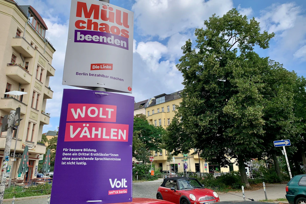 Zwei Parteien, zwei Plakate, aber die drei Farben darauf sind gleich.