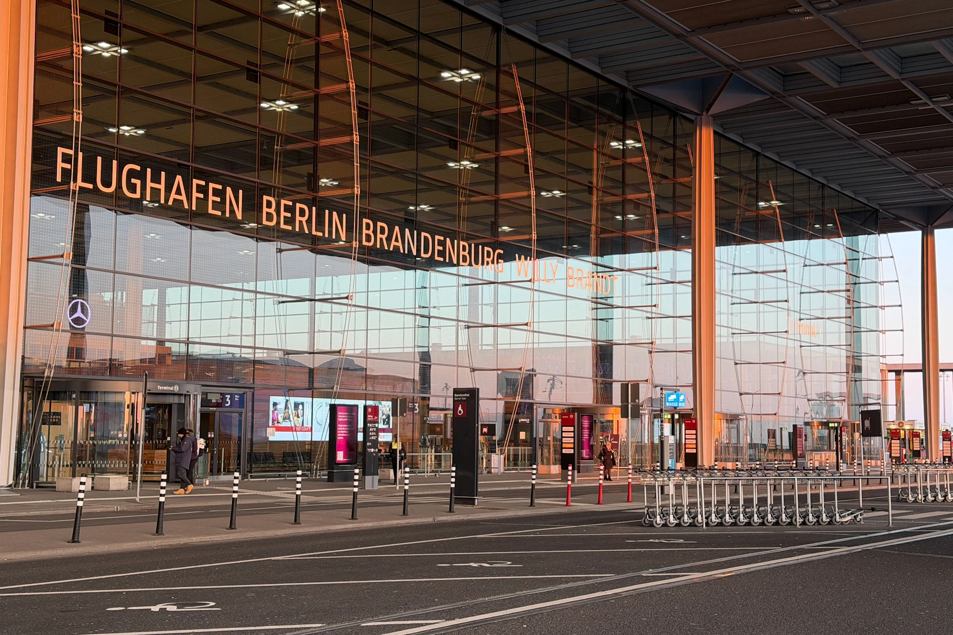 Anreise zum Flughafen BER: Bis zum 31. August führt der Weg über den Regionalverkehr statt über die S-Bahn.