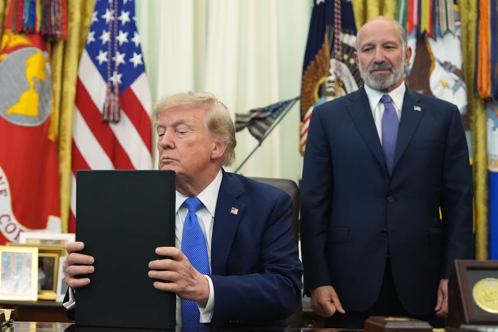 US-Präsident Donald Trump (l.) und Handelsminister Howard Lutnick im Weißen Haus