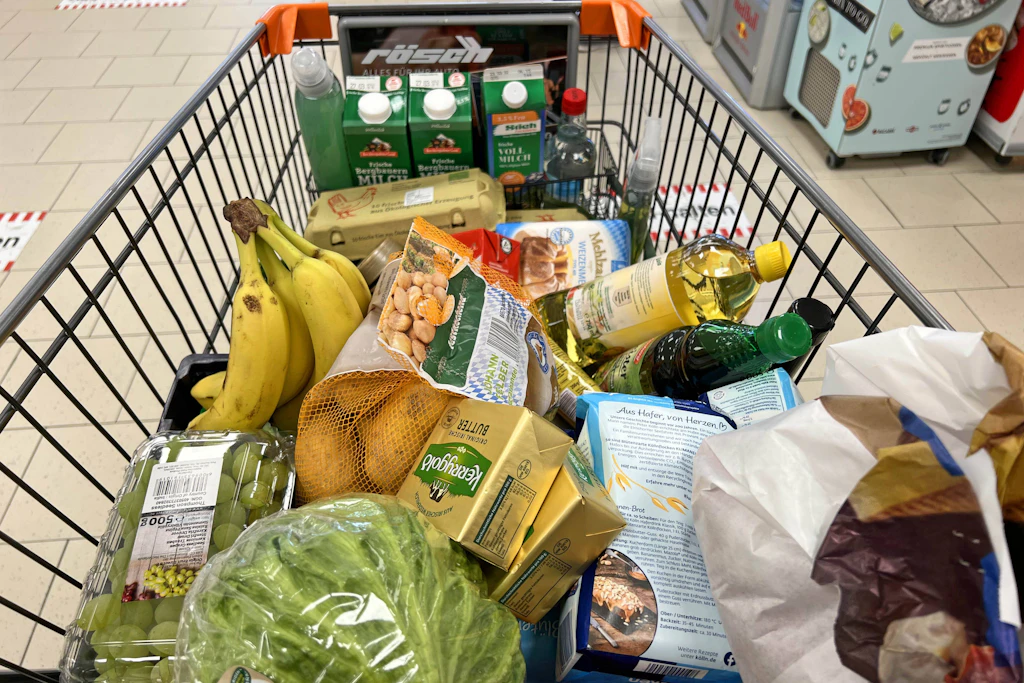 Verpackungen im Einkaufswagen: Ab dem 12. August gelten in der EU neue Grenzwerte für Lebensmittelverpackungen. (Symbolbild)