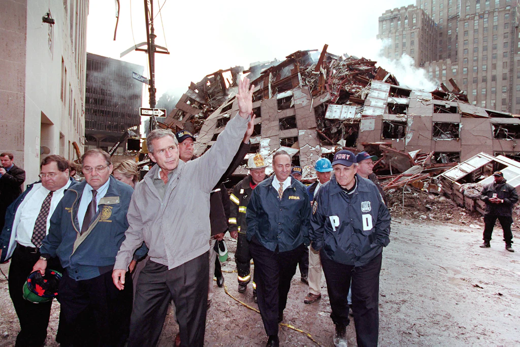 US-Präsident George W. Bush besucht am 14. September 2001 mit Politikern und Behördenvertretern das Gelände des zerstörten World Trade Centers in New York.