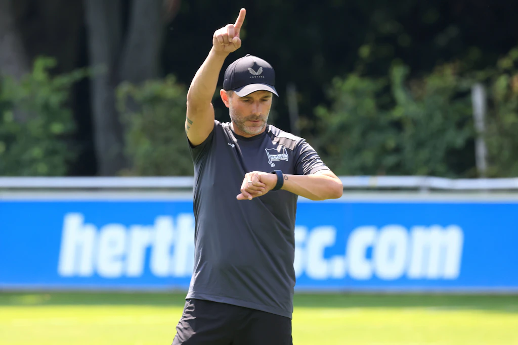 Lange genug gewartet! Trainer Stefan Leitl kann den Saisonstart mit Hertha BSC beim VfL Bochum kaum noch abwarten.