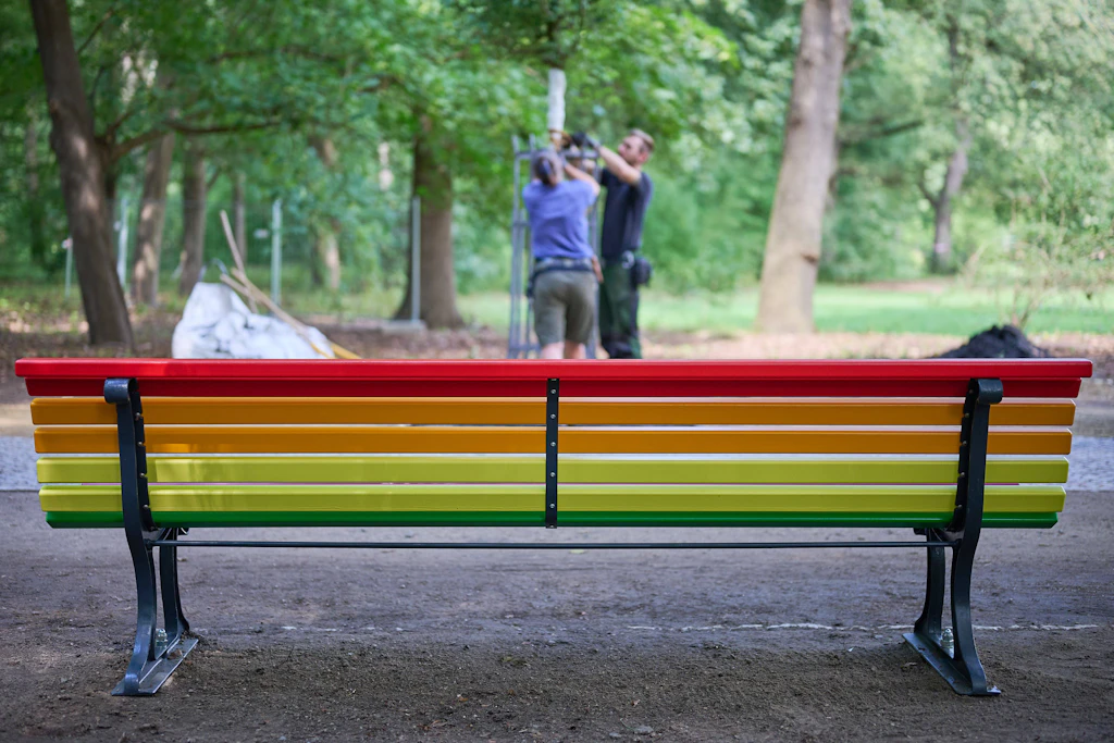 Nach CSD-Anschlag: Regenbogenbank im Tiergarten erneut beschädigt