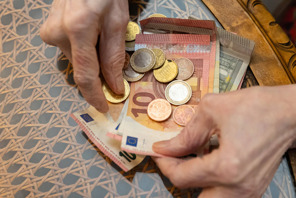 Viele Rentnerinnen und Rentner müssen genau auf ihr Geld achten. Da ist eine hohe Nachzahlung an das Finanzamt ganz besonders schmerzhaft.