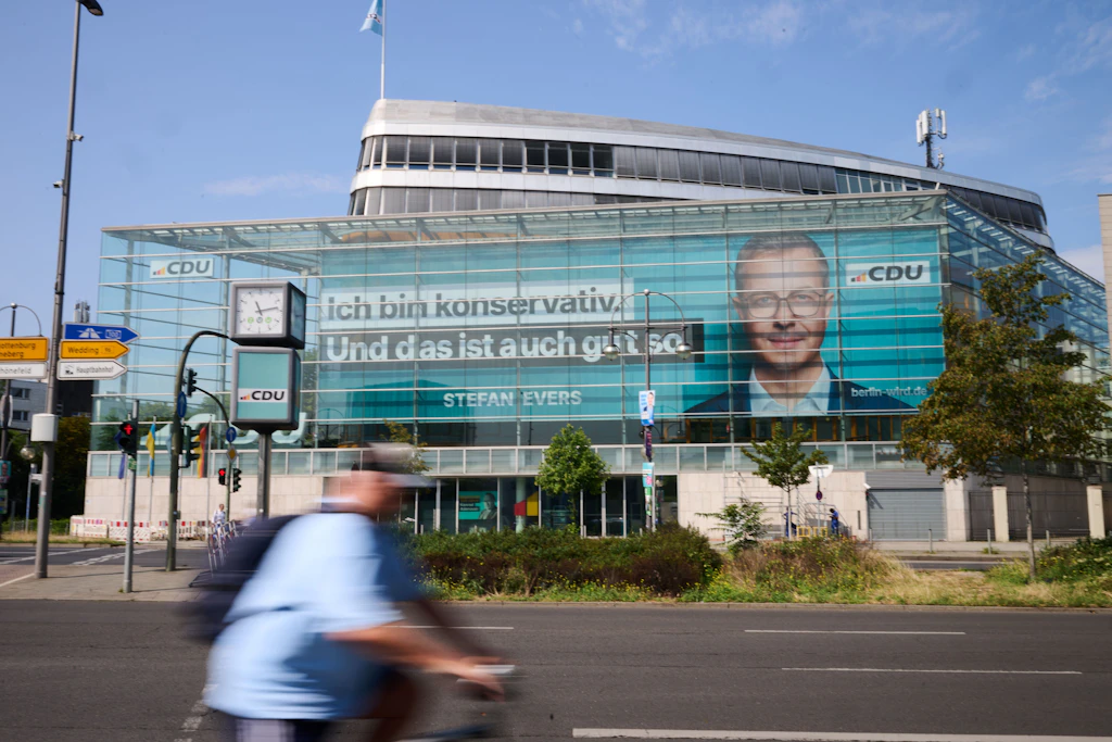 Aktuelle Umfrage zur Berlin-Wahl: CDU führt wieder vor Linke