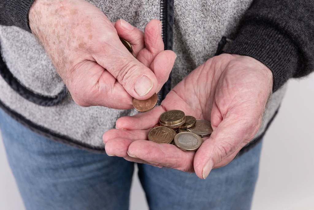 Für viele Rentnerinnen und Rentner in Ostdeutschland endet die Steuererklärung mit einer Forderung des Finanzamts. (Symbolbild)