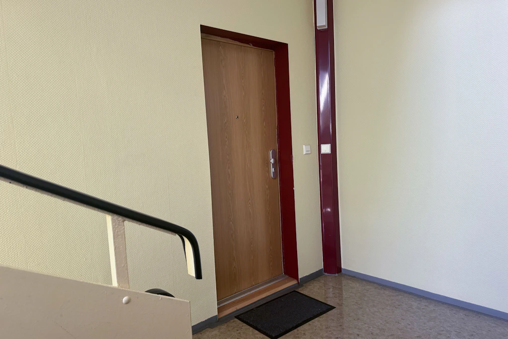 Hinter dieser Wohnungstür in Lichtenberg sollen sich die furchtbaren Taten zugetragen haben.