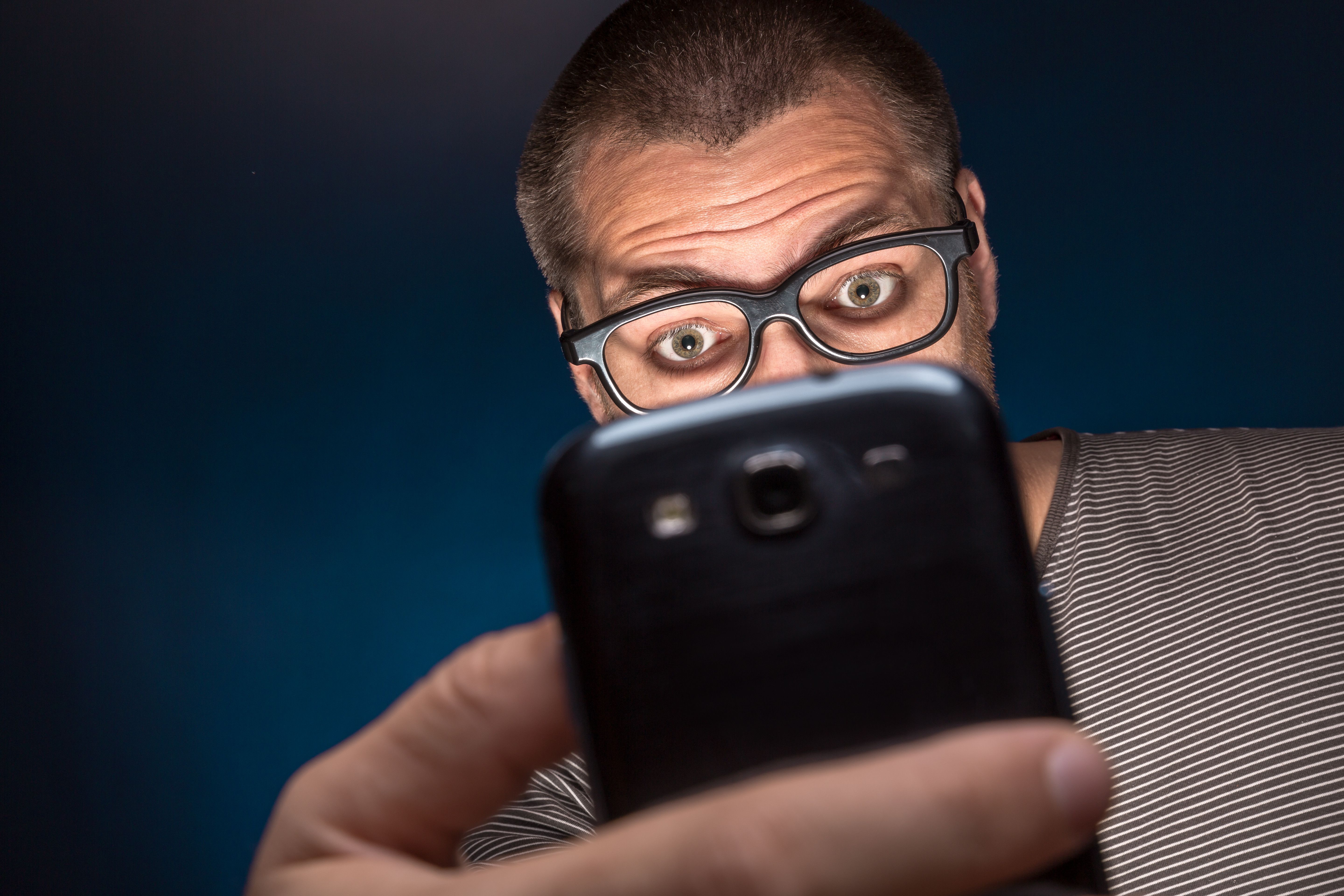 Die neuen fiesen Maschen der Telefon-Betrüger. Bei diesen Nummern nicht rangehen!