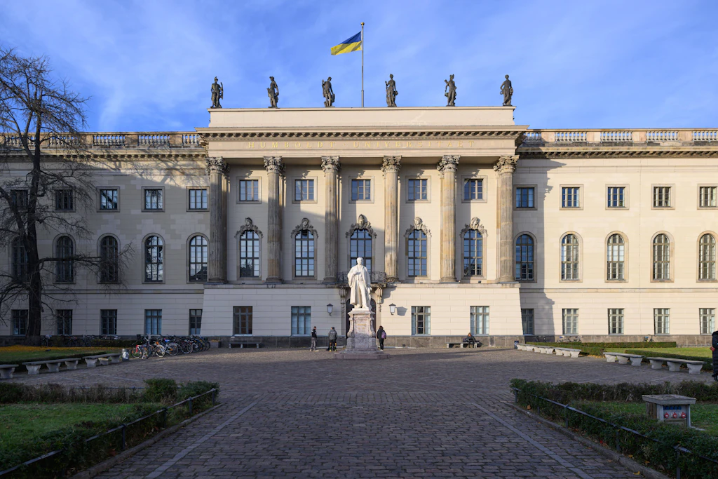 Der Haupteingang der Humboldt-Universität zu Berlin. Albert Schweitzer bezeichnete die Universität als geistigen Mittelpunkt der Hauptstadt.