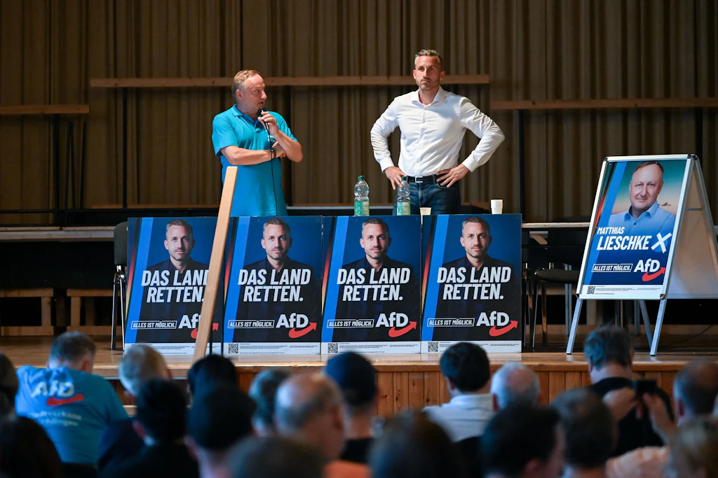 Wieder vereint: Ulrich Siegmund (r.), AfD-Spitzenkandidat für die Landtagswahl in Sachsen-Anhalt, und Matthias Lieschke, Mitglied des Landtages Sachsen-Anhalt, beim Bürgerdialog in Kemberg.