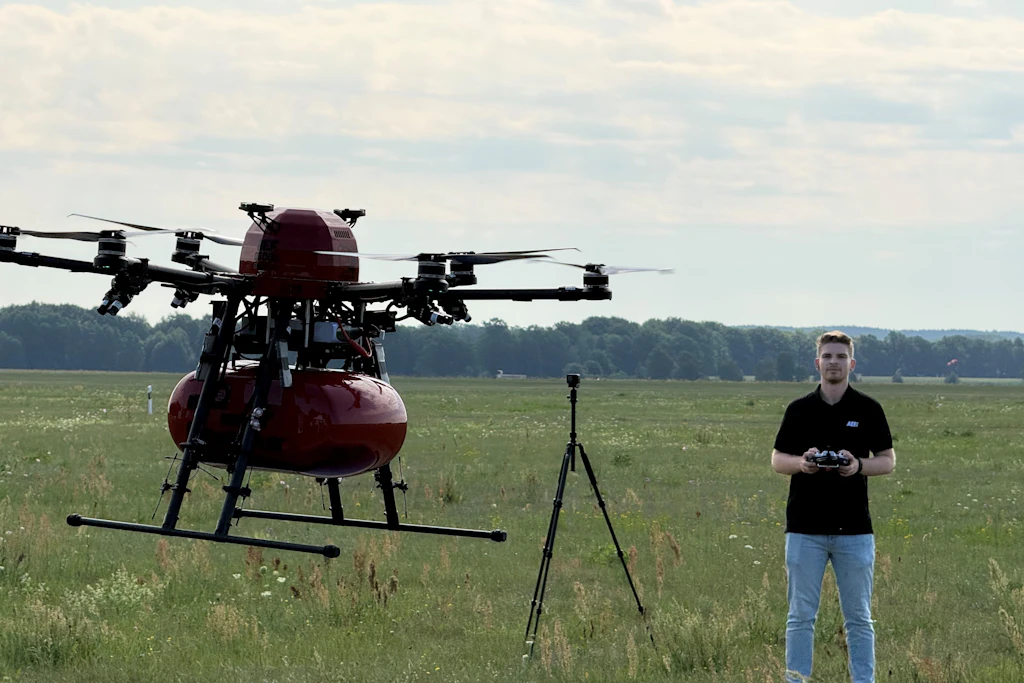 Drohnenpilot Timon Slowik betreut bei der Autonom Elektrisch Fliegen gGmbH in Kamenz ein Projekt für Krankenhäuser, bei denen Botenfahrten künftig von Drohnen übernommen werden sollen.