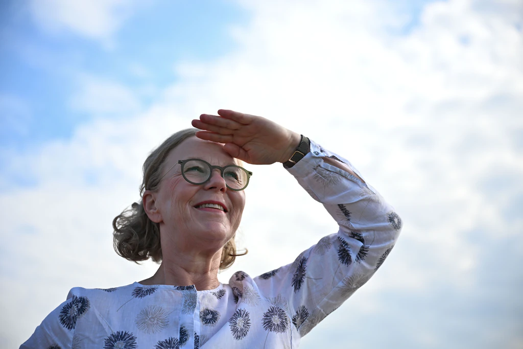 Regina Kraushaar (CDU), Ministerin für Infrastruktur und Landesentwicklung von Sachsen, schaut in Kamenz einer autonomen Lieferdrohne hinterher.