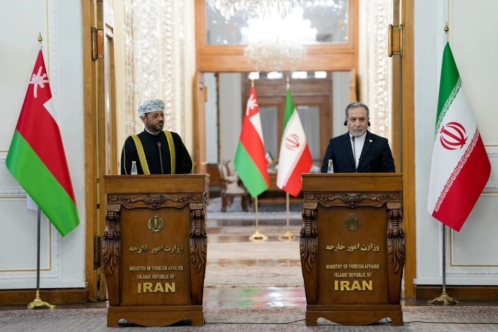 Omans Außenminister Badr al-Busaidi (l.) und der iranische Außenminister Abbas Araghchi geben eine gemeinsame Pressekonferenz in Teheran.