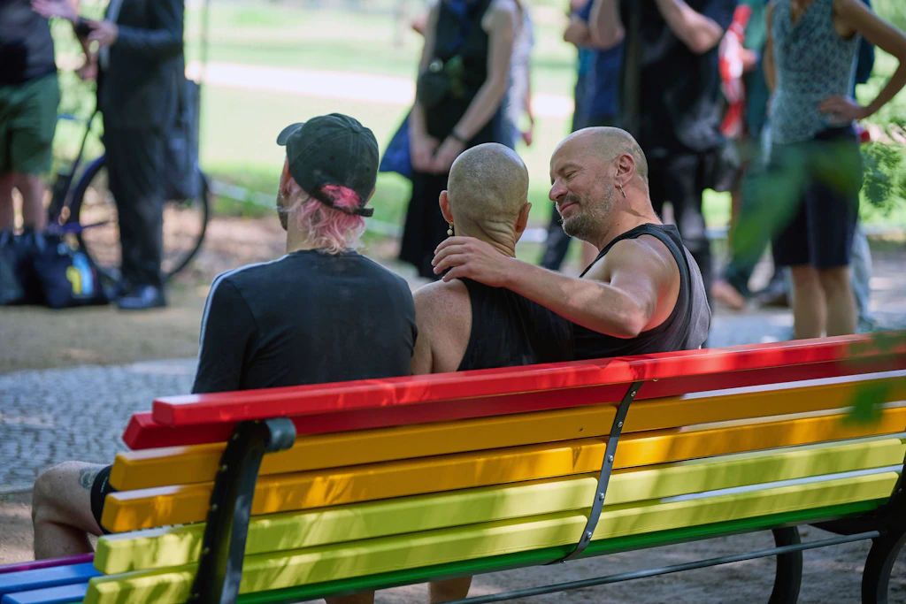 Unbekannte haben die Regenbogen-Bank, die nach dem CSD-Anschlag im Tiergarten aufgestellt wurde, zerstört.