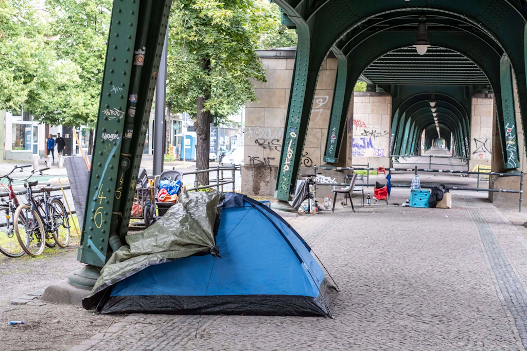 Wer lebt offiziell in dieser Stadt? Nur all jene in den Wohnungen oder auch die auf der Straße?