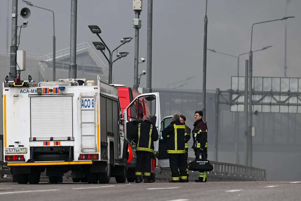 Russische Feuerwehrleute bei einem Einsatz an der Moskauer Ölraffinerie nach einem Drohnenangriff im Juni.