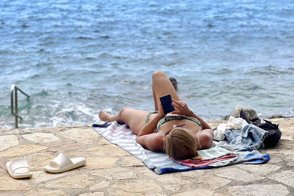 Das Meer vor Augen, das Smartphone im Blick – für viele ist ein Urlaub ohne Handy unvorstellbar.
