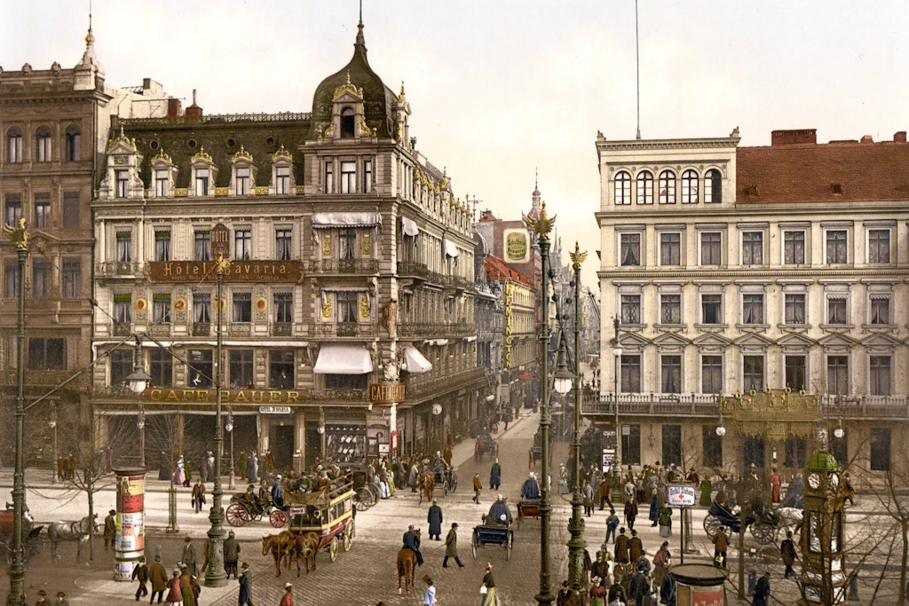 Unter den Linden um 1900: Das historische Zentrum Berlins zog seit Jahrhunderten Besucher aus aller Welt an – und inspirierte sie zu ebenso begeisterten wie vernichtenden Urteilen über die Hauptstadt.