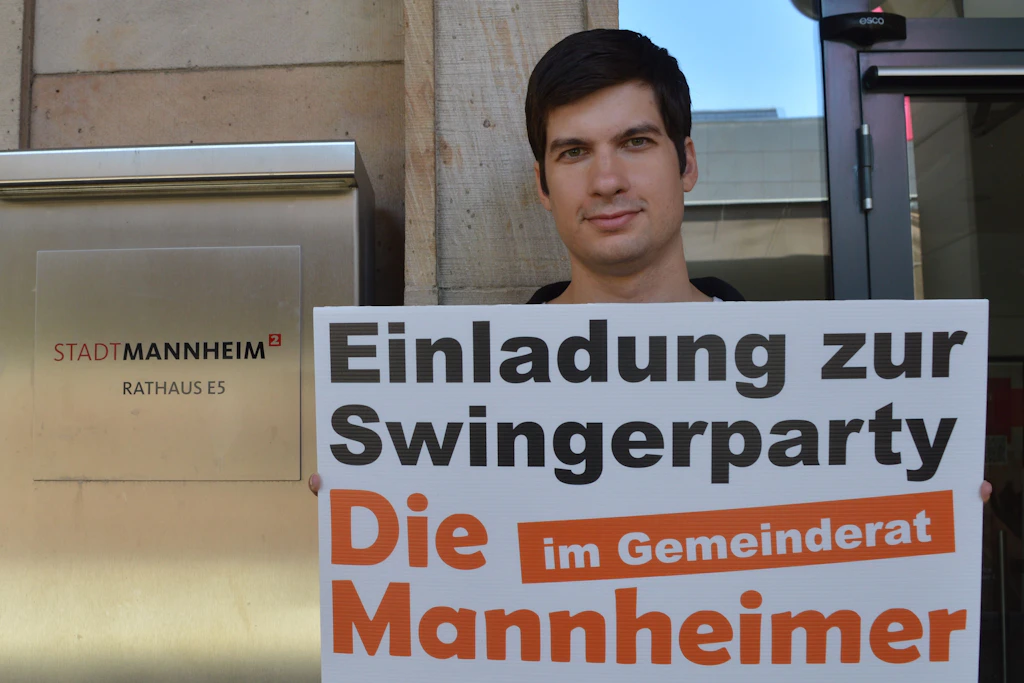 Der Stadtrat Julien Ferrat lädt zu einer politischen Swingerparty ein.