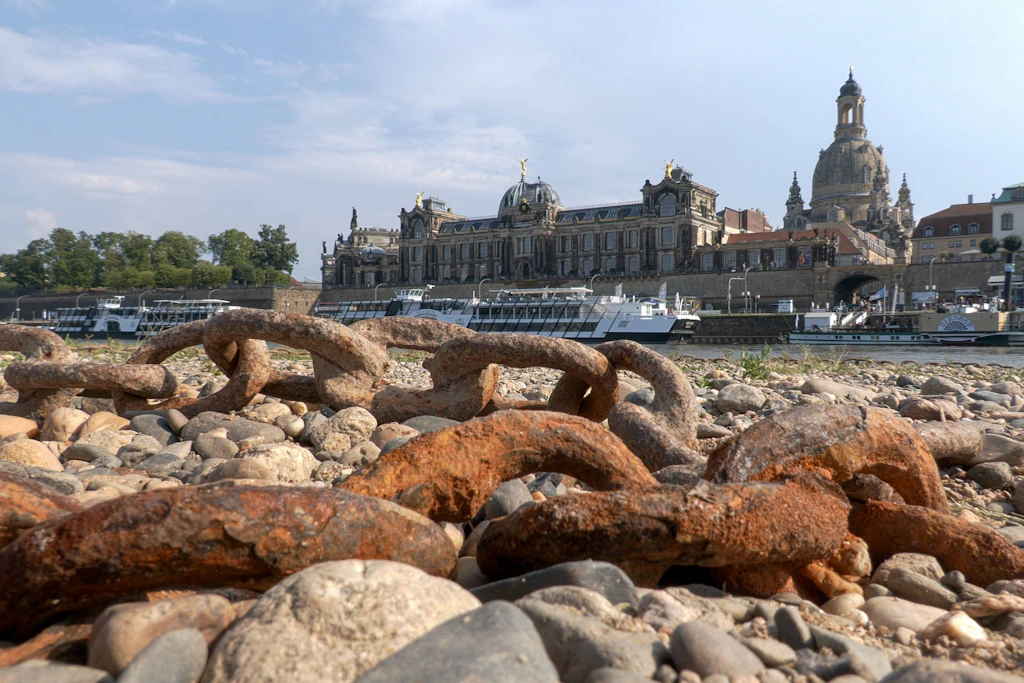 Die Elbe in Dresden: An allen großen Wasserstraßen in Deutschland sinken die Pegel dramatisch ab. 