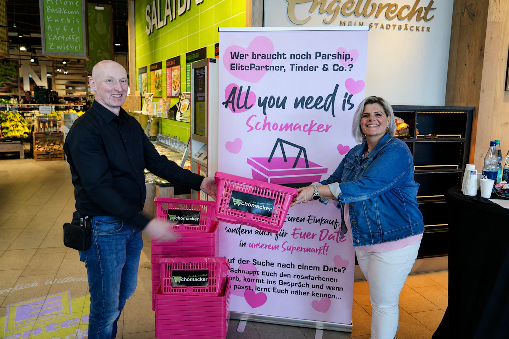 Der Griff zum pinken Einkaufskorb zeigt: Ich bin offen für einen Flirt. So wie hier bei Edeka Schomacker in Hagen.