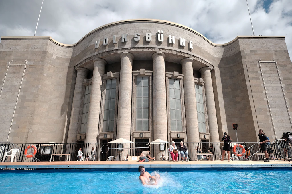 Volksbühne Berlin: Anbaden im Volksbad für 300.000 Euro