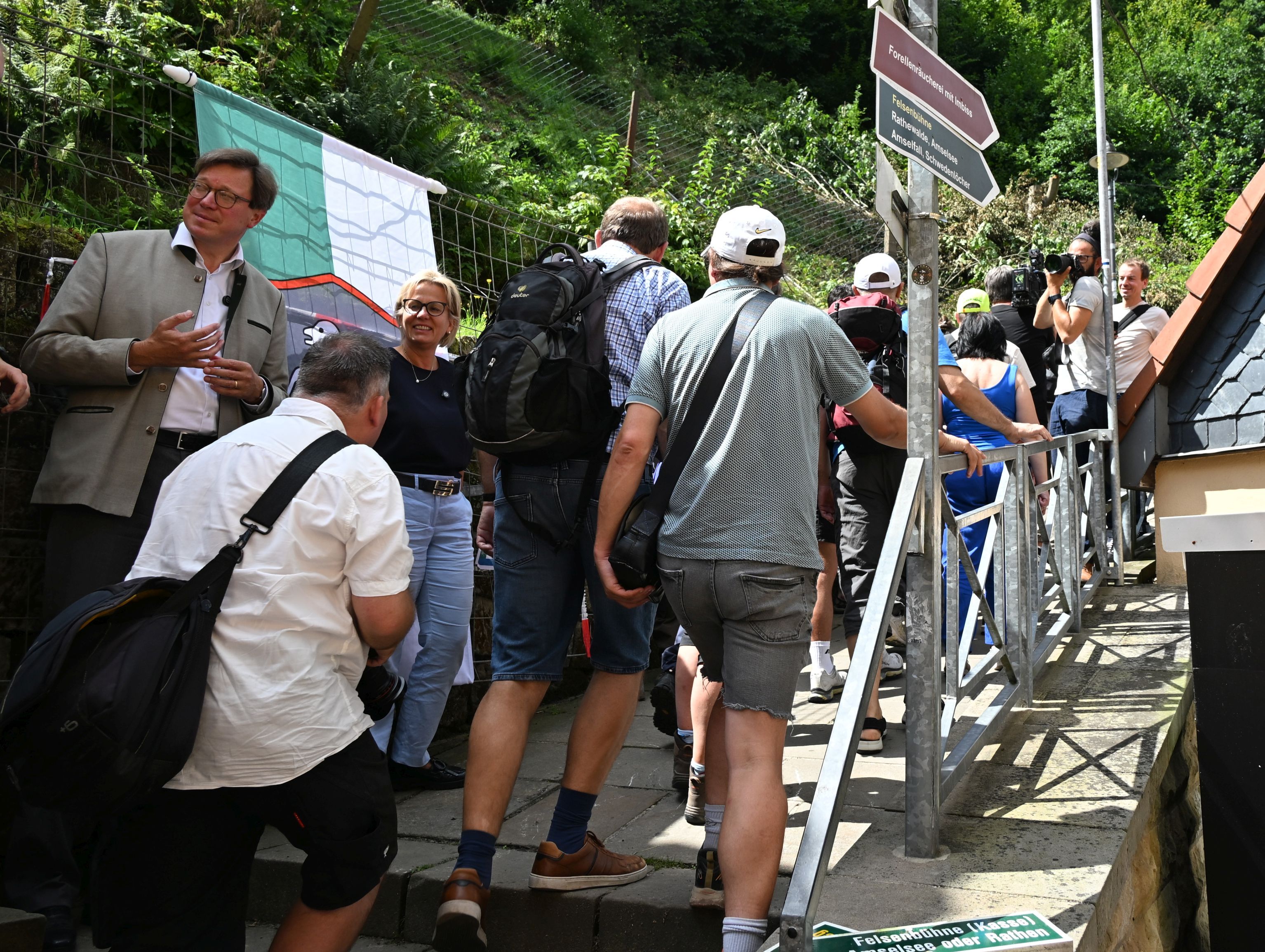 Nach Wirbelsturm in Sachsen: Basteibrücke wieder offen: Theater-Gastronomie bleibt dicht