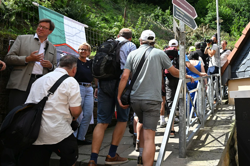 Nach der Öffnung des Basteiweges durch Tourismusministerin Klepsch (Mitte) am Freitagmittag wanderten die Touristen aus Rathen wieder Richtung Bastei.