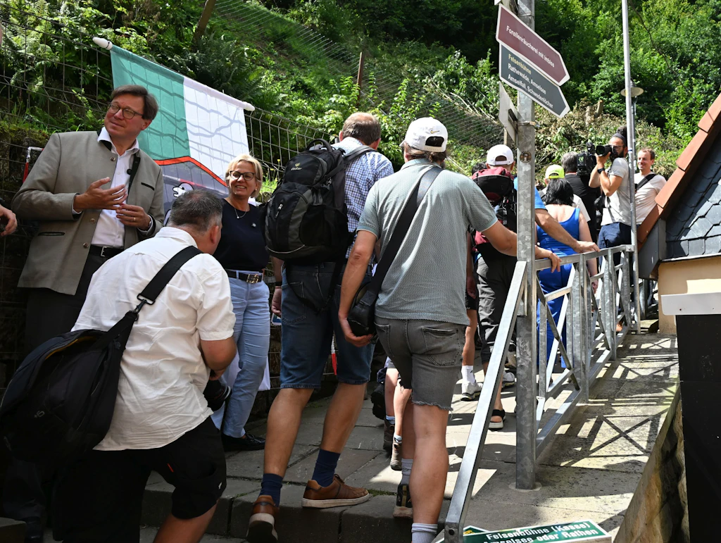 Nach Wirbelsturm in Sachsen: Basteibrücke wieder offen: Theater-Gastronomie bleibt dicht