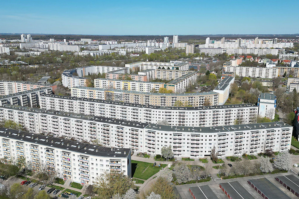 Blick auf Halle-Neustadt: Die Zahl der Alleinlebenden in Sachsen-Anhalt ist binnen 20 Jahren um 68.000 gestiegen.