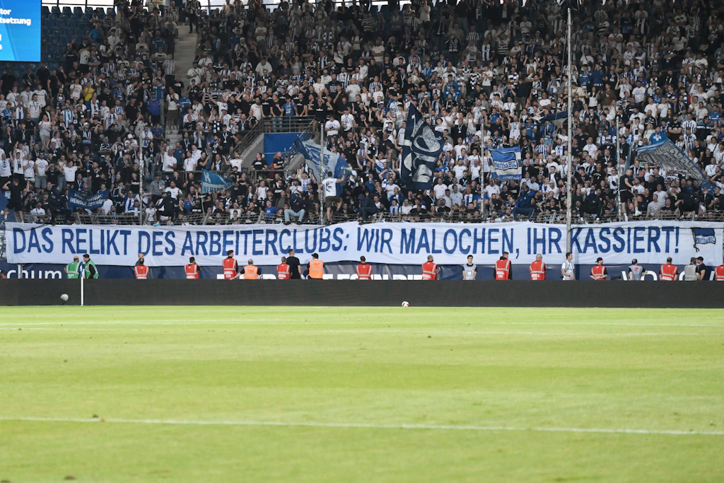 Das Auftaktspiel der Zweiten Liga musste unterbrochen werden, weil Hertha Fans mit ihrem Banner einen Fluchtweg versperrten.