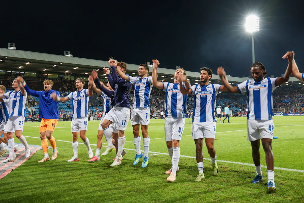 Die Spieler von Hertha BSC feiern nach dem 1:0-Überraschungssieg beim VfL Bochum zum Saisonstart mit den Fans.