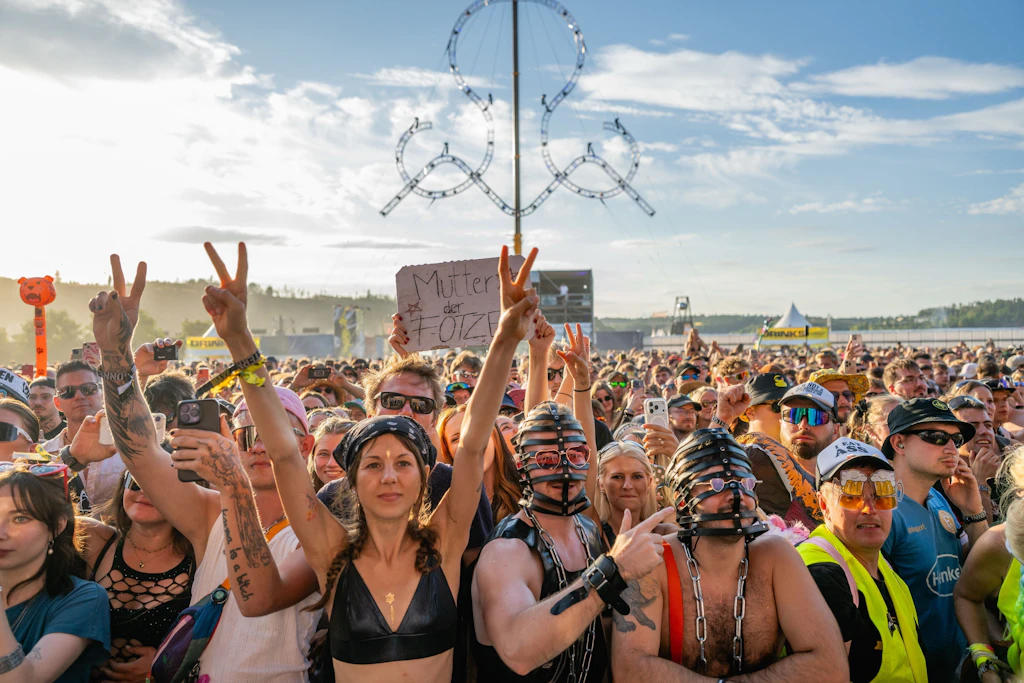 Festivalgäste jubeln der Sängerin Ikkimel auf der Bühne zu.