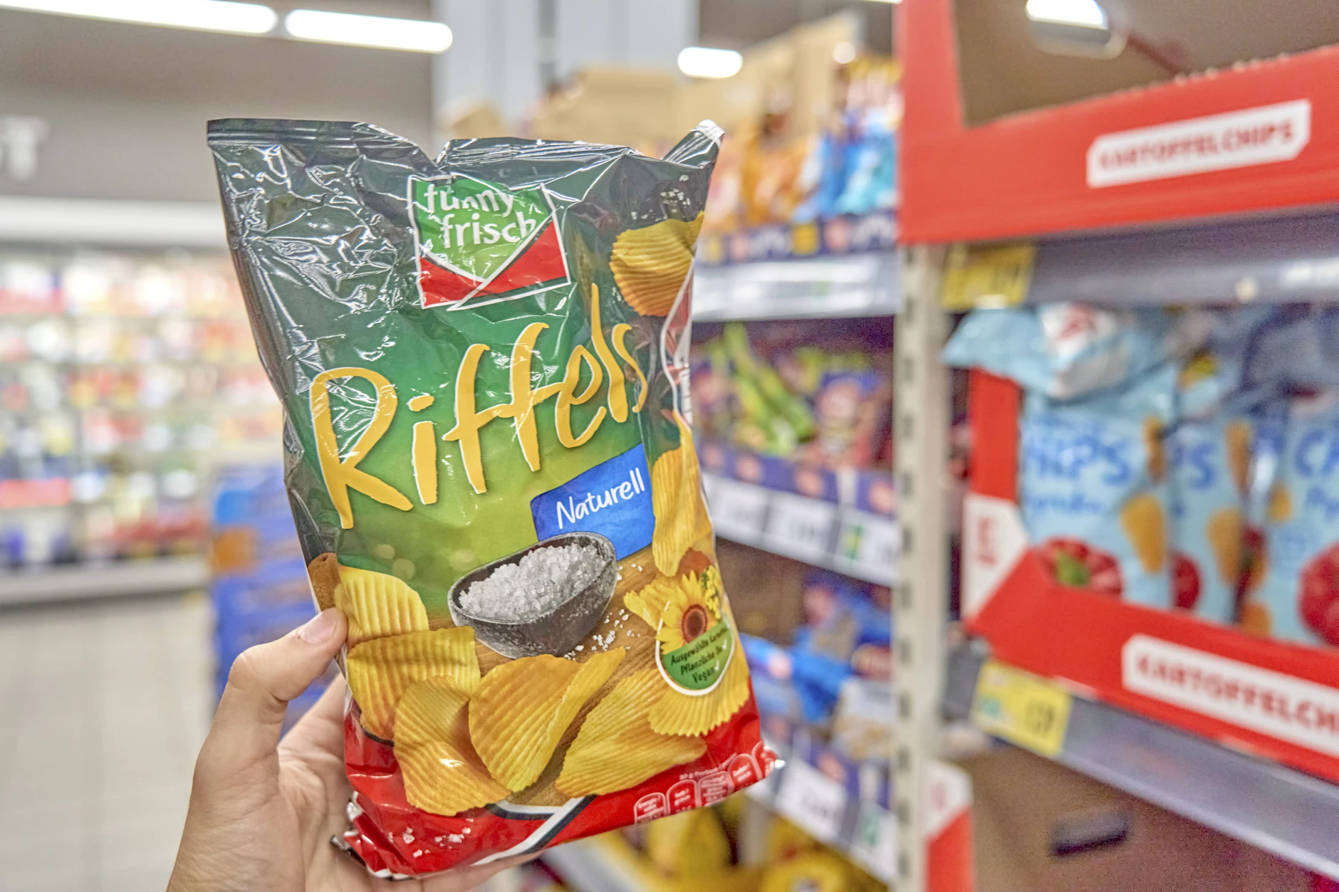 Wer kennt es nicht? Man öffnet eine Chipstüte und ist enttäuscht, weil hauptsächlich Luft darin ist. (Symbolbild)